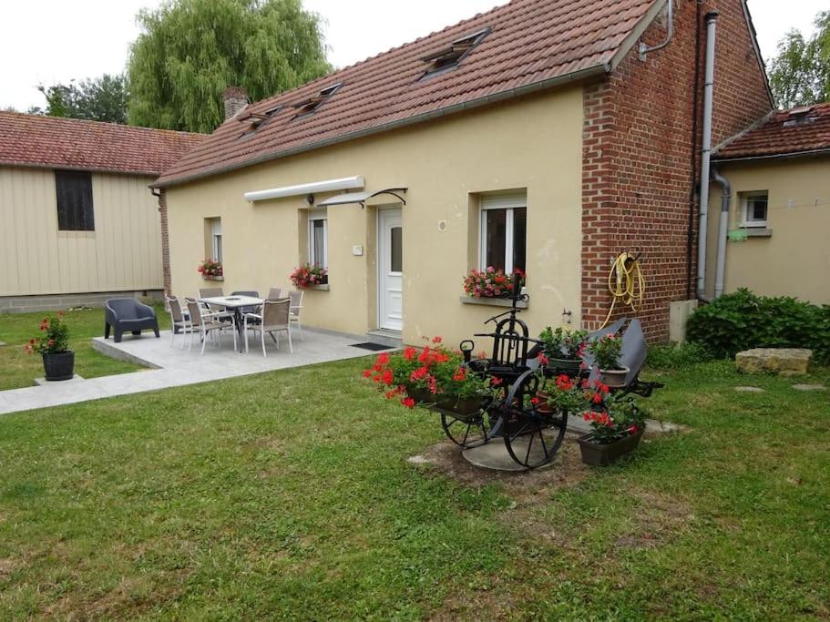 a house with a yard with a table and chairs at Maison avec cour fermée in Gratibus