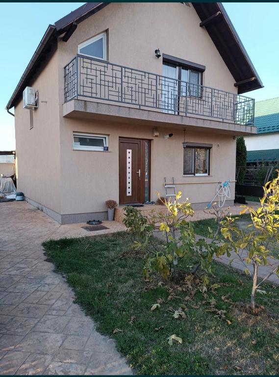 a house with a balcony on top of it at Ola's House in Bradu