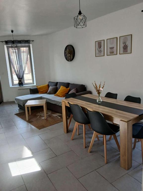 un salon avec un canapé et une table dans l'établissement Maison au Choux Loiret, à Les Choux