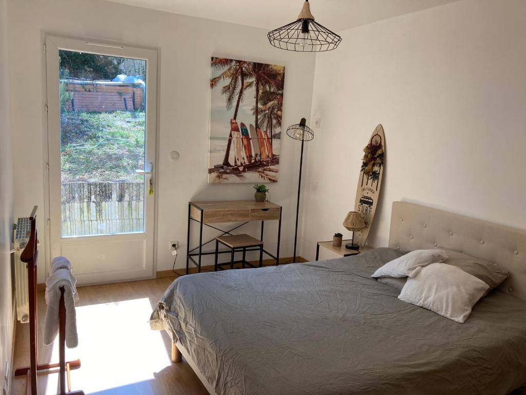 米洛Chambre dans villa cosy avec terrasse的一间卧室，里面有一张床和一扇窗户。