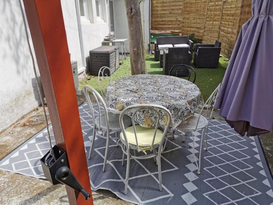 une table et des chaises assises sur une terrasse dans l'établissement Maison 47m2 à 800 m de la plage, à Saint-Raphaël