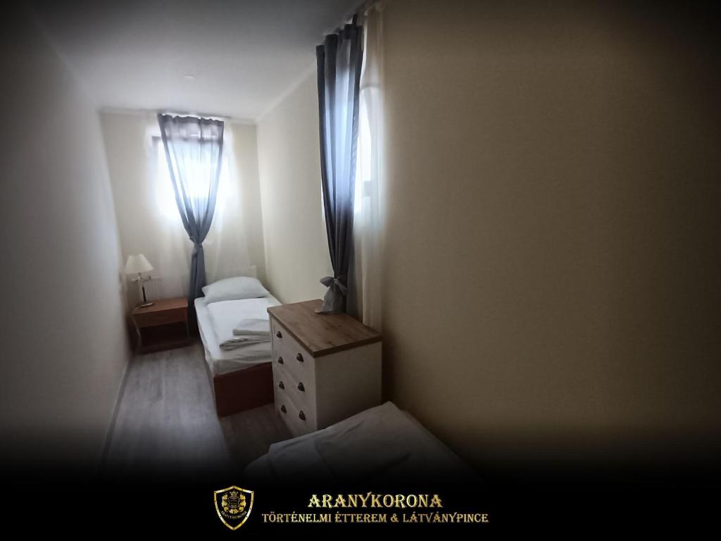 Łóżko lub łóżka w pokoju w obiekcie Aranykorona Apartmanház