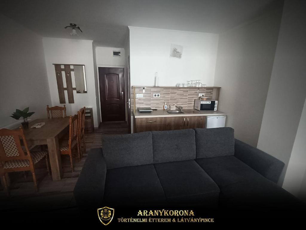 Kuchnia lub aneks kuchenny w obiekcie Aranykorona Apartmanház
