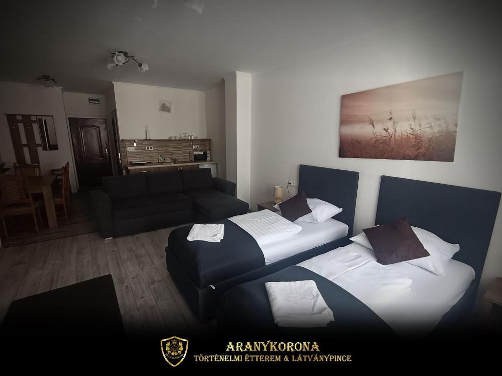 Łóżko lub łóżka w pokoju w obiekcie Aranykorona Apartmanház