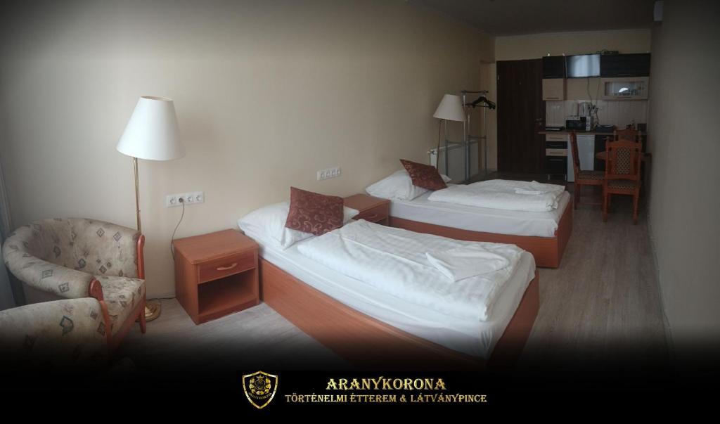 Łóżko lub łóżka w pokoju w obiekcie Aranykorona Apartmanház
