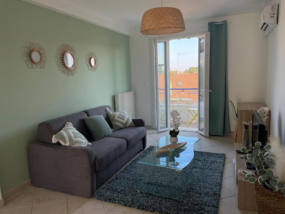 un salon avec un canapé et une table en verre dans l'établissement Magnifique appartement 2p à Cannes avec vue mer, à Cannes