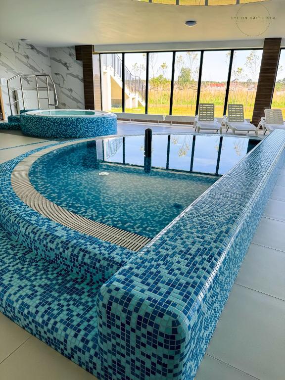 Der Swimmingpool an oder in der Nähe von Brand-New Apartment EYE ON BALTIC SEA Luxurious Spa Escape in Dziwnów with Stunning Views