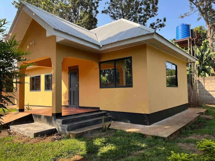 モシにあるChic Kilimanjaro Getaway Spotの小黄色の家