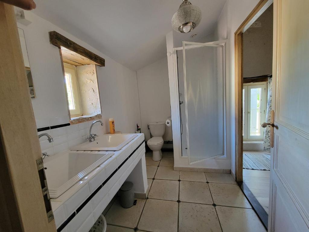 une salle de bain avec une baignoire, un lavabo et des toilettes dans l'établissement Gite 3, à Lauraët