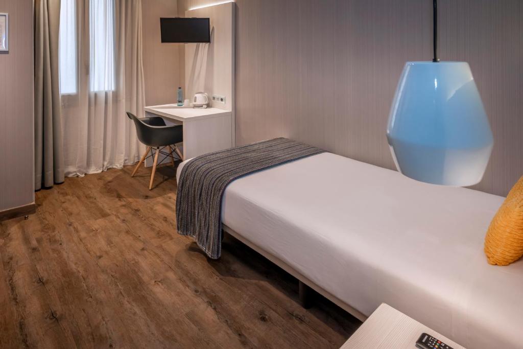 Posteľ alebo postele v izbe v ubytovaní Hostal Operaramblas