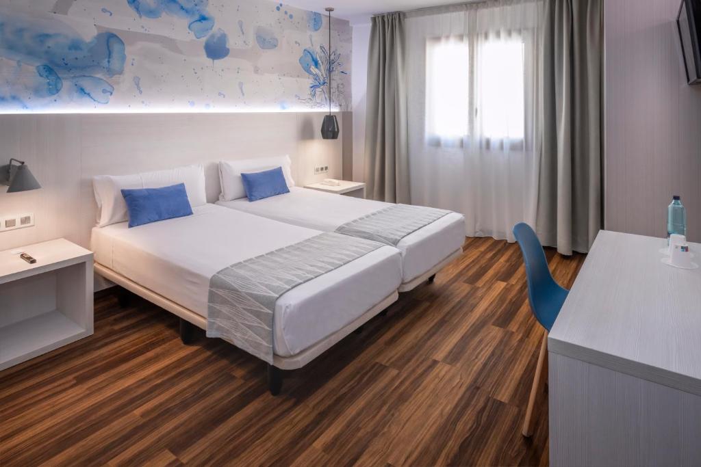 Posteľ alebo postele v izbe v ubytovaní Hostal Operaramblas
