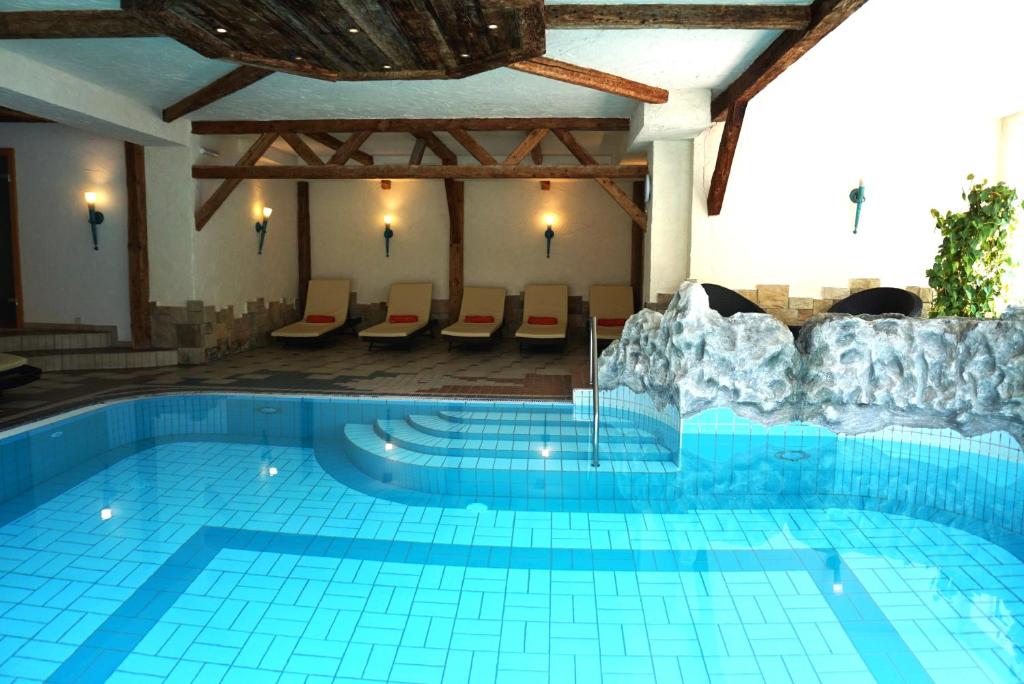 Bazén v ubytování Hotel Alpenkönigin - Sommer Silvretta Premium Card inklusive nebo v jeho okolí