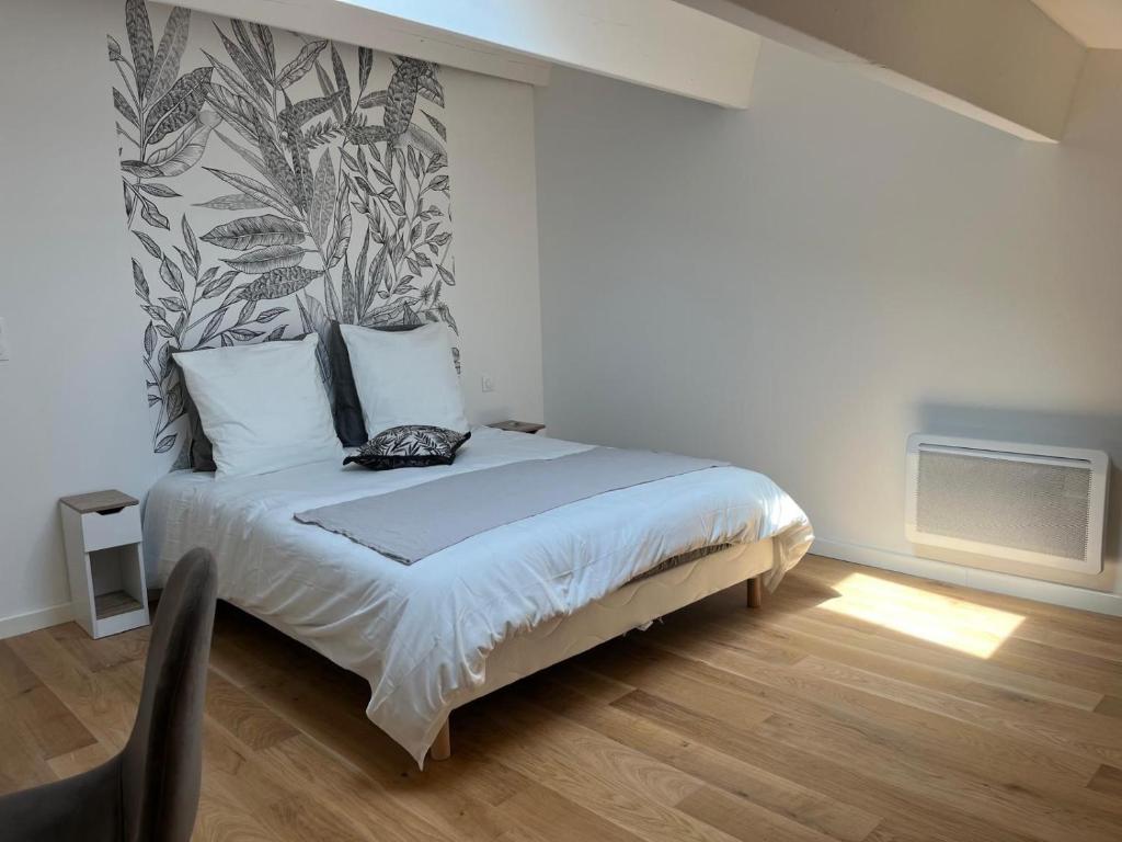 1 dormitorio con 1 cama con papel pintado en blanco y negro en Renaissance, en Montpellier