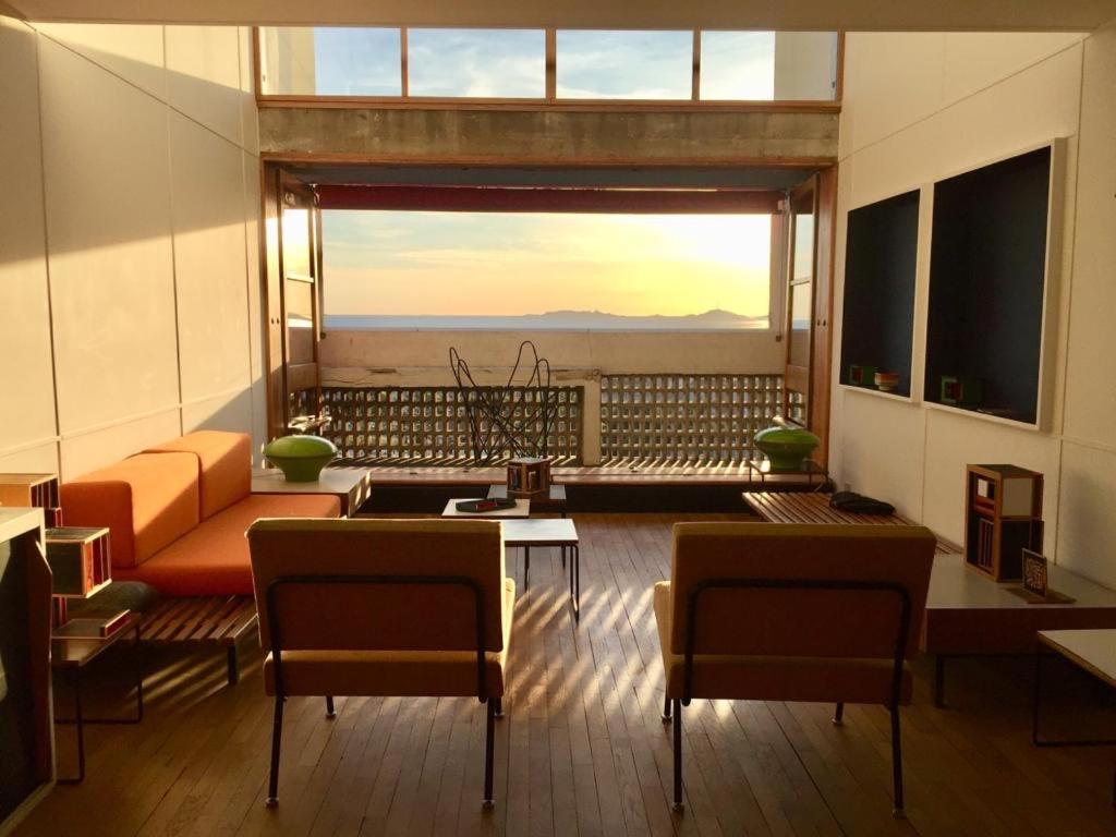 - un salon avec vue sur le désert dans l'établissement Duplex le Corbusier vue mer, à Marseille