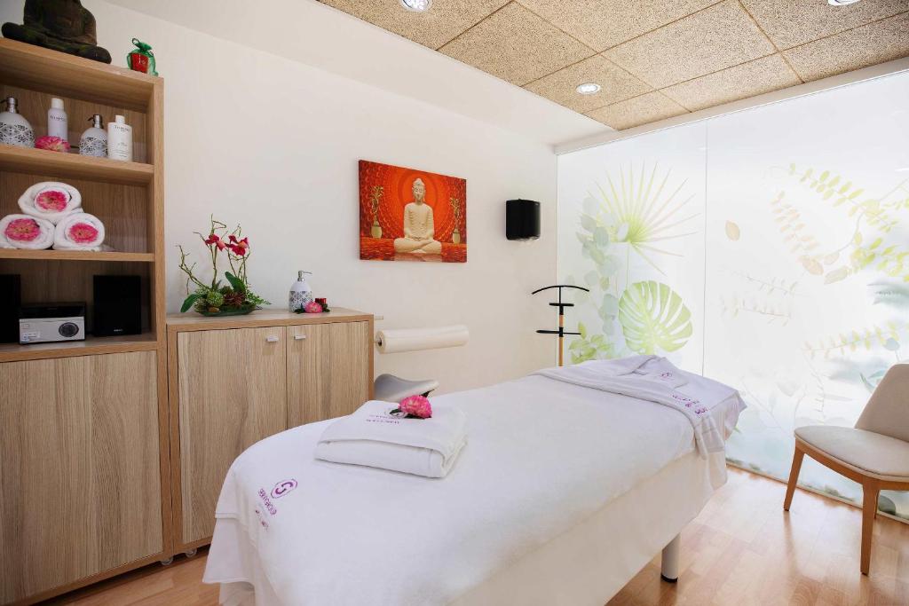 sypialnia z łóżkiem i ręcznikami w obiekcie Hotel Servigroup Nereo w mieście Benidorm