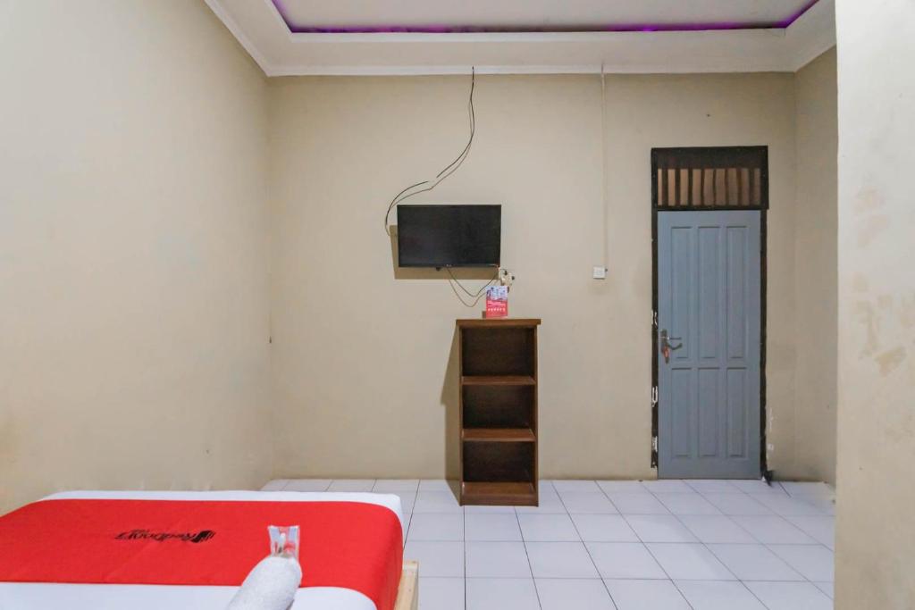 Postel nebo postele na pokoji v ubytování RedDoorz near Pantai Karang Hawu Pelabuhan Ratu