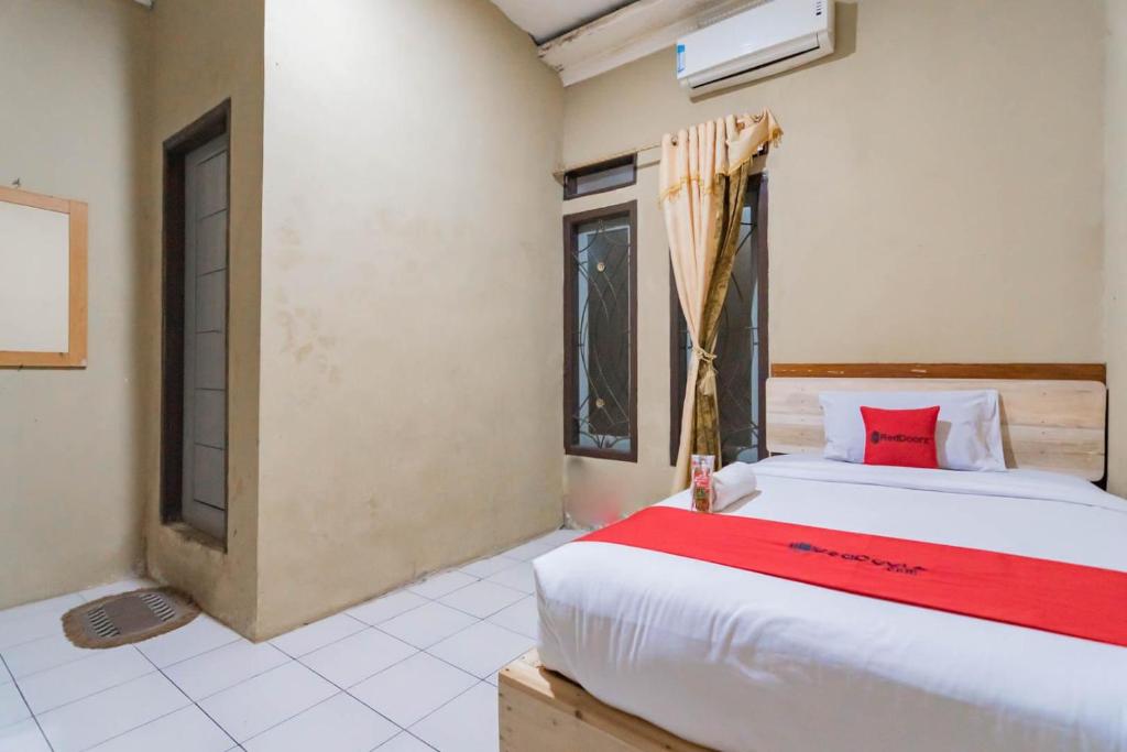 Postel nebo postele na pokoji v ubytování RedDoorz near Pantai Karang Hawu Pelabuhan Ratu