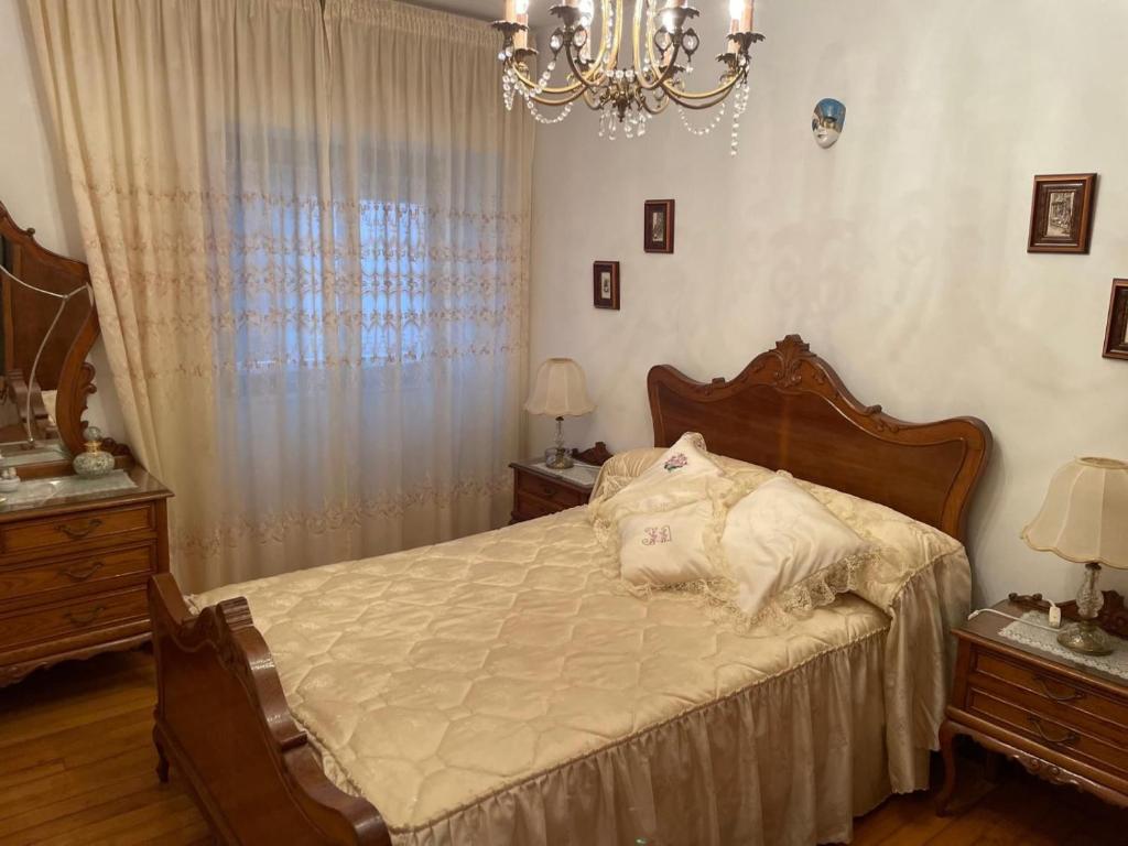a bedroom with a bed with two pillows on it at Acogedora casa a pie de playa in Cillero