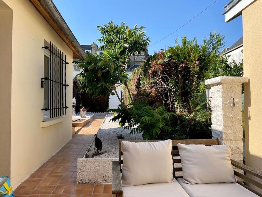 un sofá sentado al lado de un edificio con un pájaro en él en Rouen Gare - le Cabanon Grand Large, en Rouen