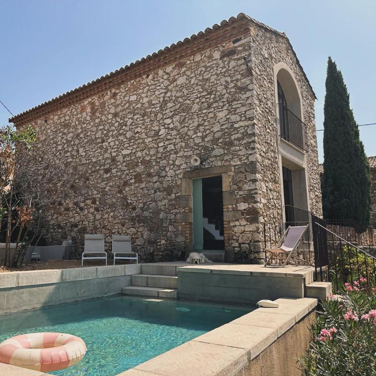 une maison avec piscine devant un immeuble dans l'établissement Mas Saint-Ferdinand - maison avec piscine, à La Capelle-et-Masmolène