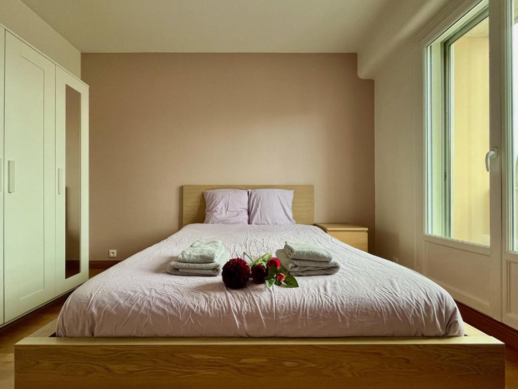 - un lit avec des serviettes et des fruits dans l'établissement Grand Appartement à Deux Pas De La Vieille Ville, à Vannes