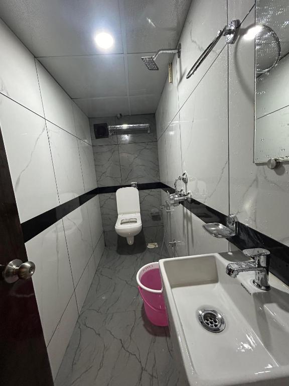 Koupelna v ubytování Hotel Rinza Residency