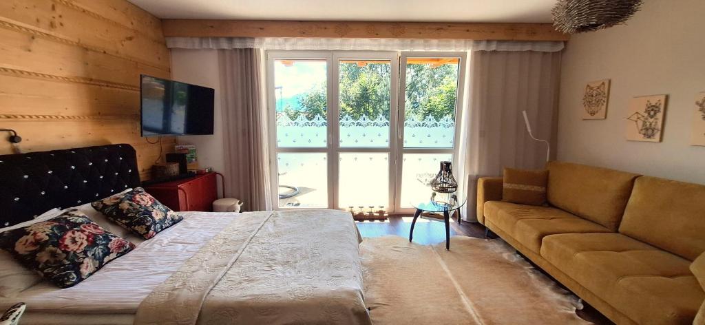 Posteľ alebo postele v izbe v ubytovaní apartament Nad Doliną z tarasem i jacuzzi