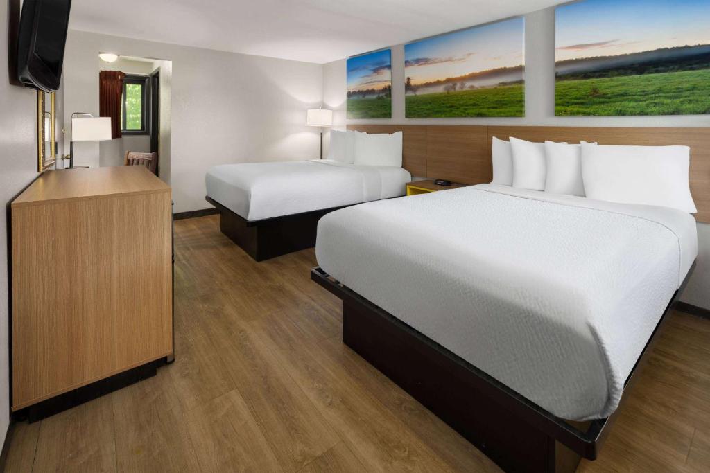 Postel nebo postele na pokoji v ubytování Days Inn by Wyndham Wurtsboro