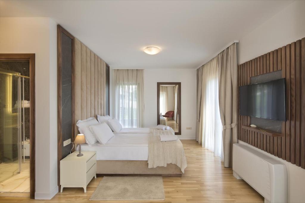 Postel nebo postele na pokoji v ubytování Luxury Villa Flower
