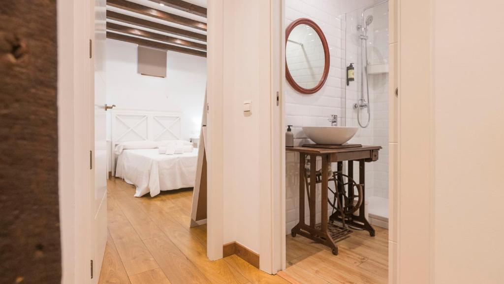 En eller flere senge i et værelse på La Corrala de Pozo Amargo - Apartamentos Aloha Toledo