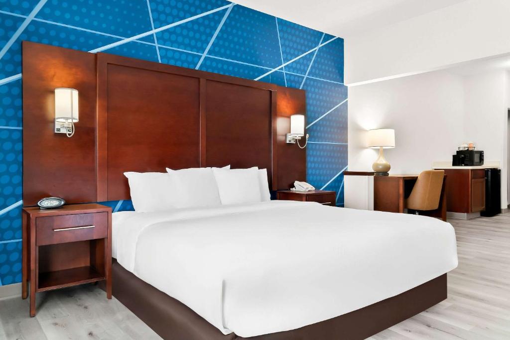 Comfort Suites - King Whirlpool Suite