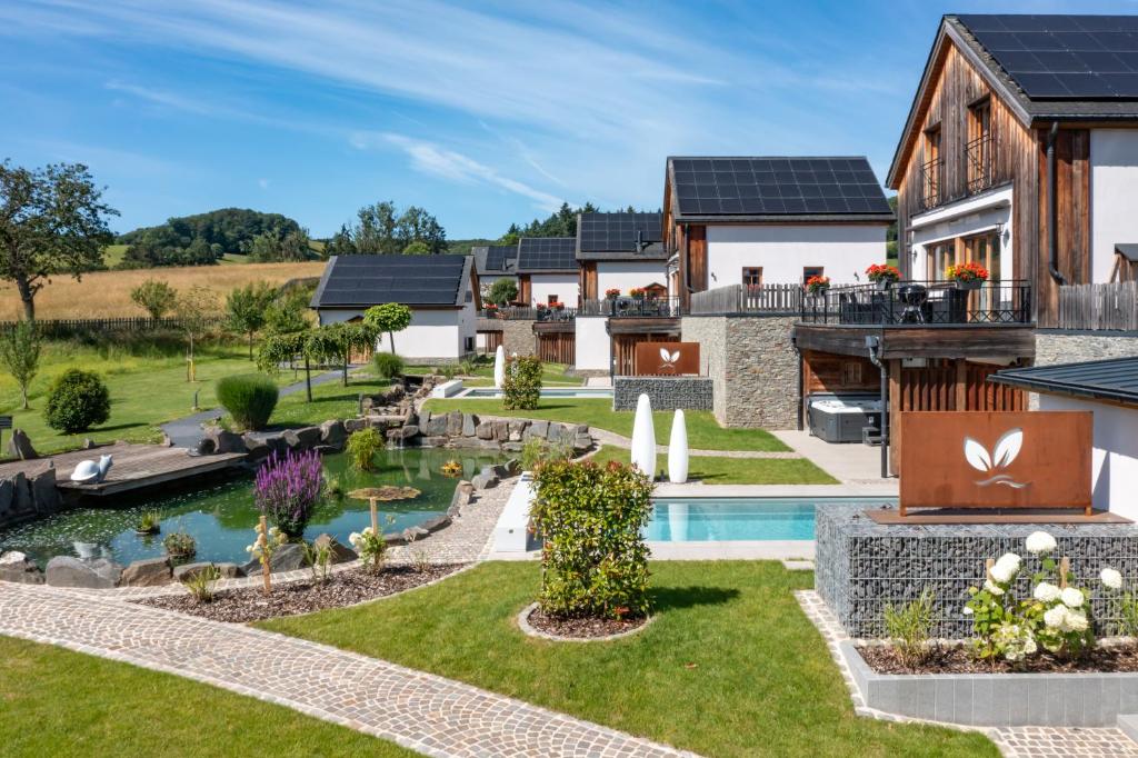 Bazén v ubytování Chalets Petry Spa & Relax nebo v jeho okolí