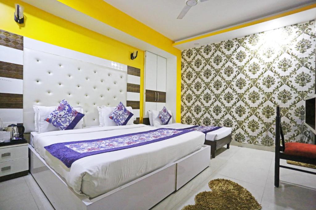Postel nebo postele na pokoji v ubytování Hotel Smart Inn-Near Delhi Airport