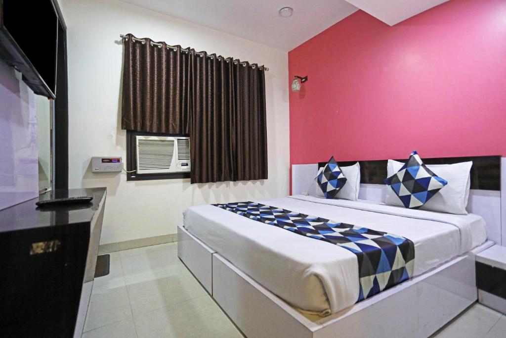 Postel nebo postele na pokoji v ubytování Hotel Smart Inn-Near Delhi Airport