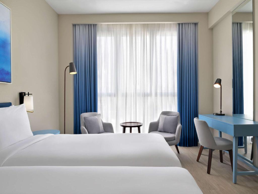 Postel nebo postele na pokoji v ubytování Mercure Dubai Deira
