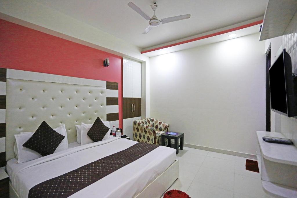 Postel nebo postele na pokoji v ubytování Hotel Smart Inn-Near Delhi Airport