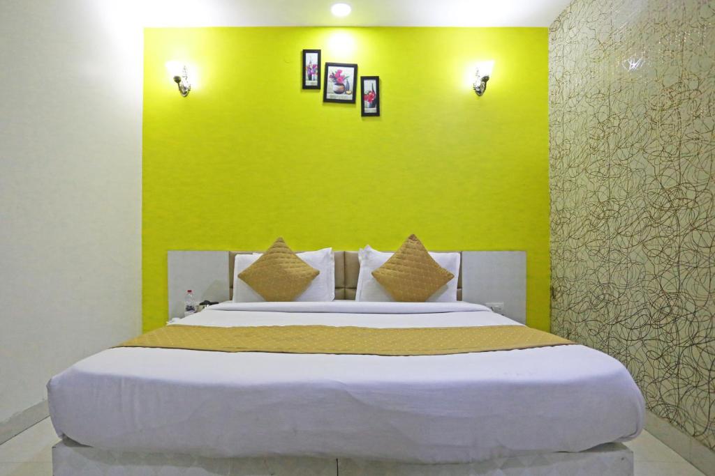 Postel nebo postele na pokoji v ubytování Hotel Smart Inn-Near Delhi Airport