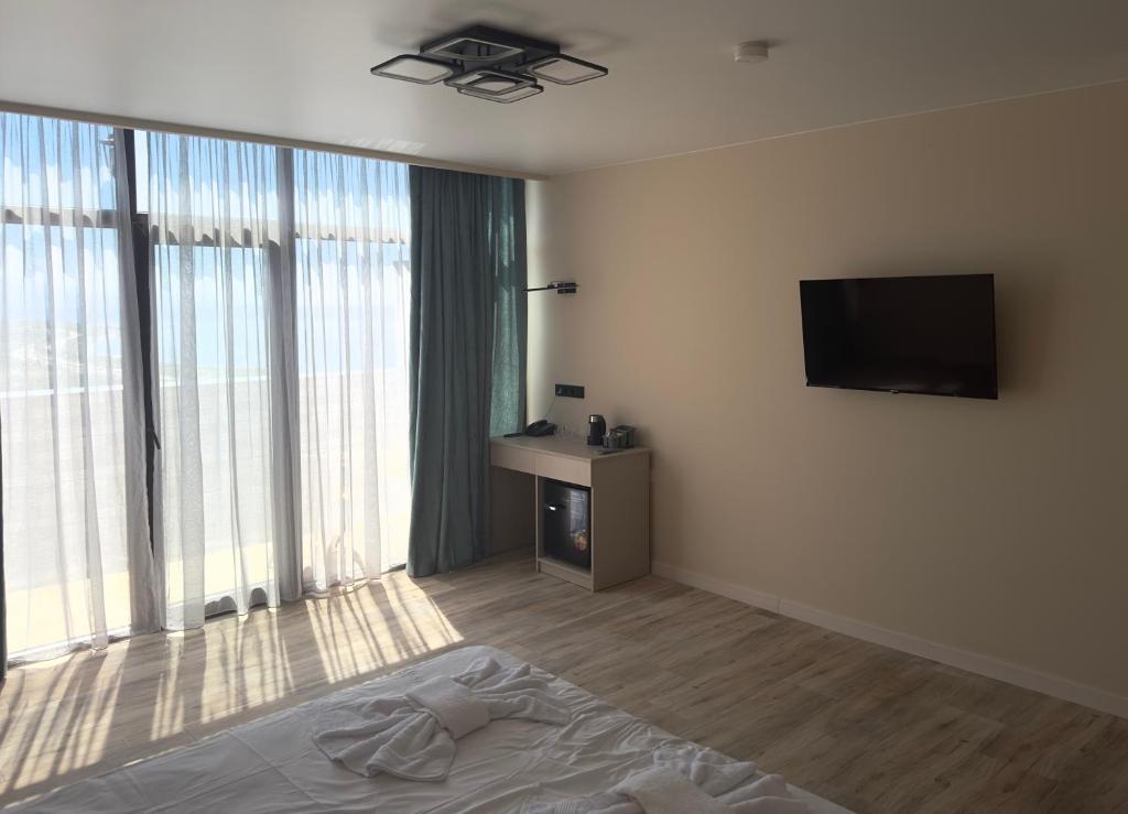 TV a/nebo společenská místnost v ubytování RUMI Hotel