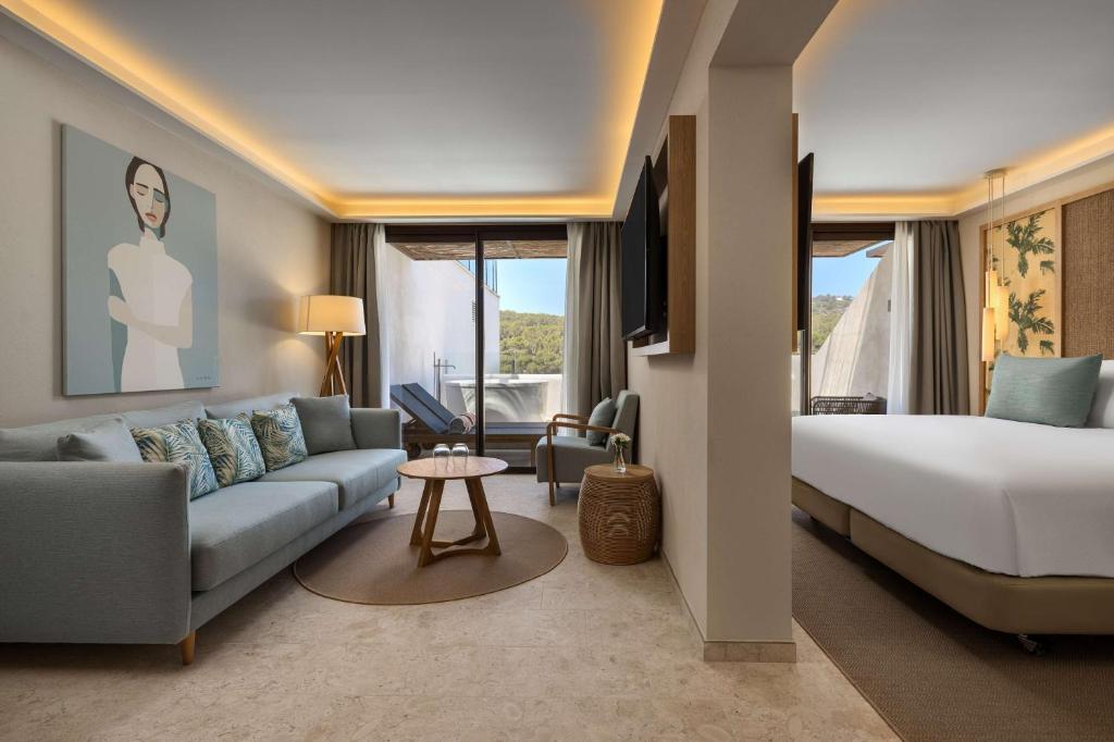 Cala San Miguel Hotel Ibiza, Curio Collection by Hilton, Adults only - 初级国王套房配露台浴室和海景