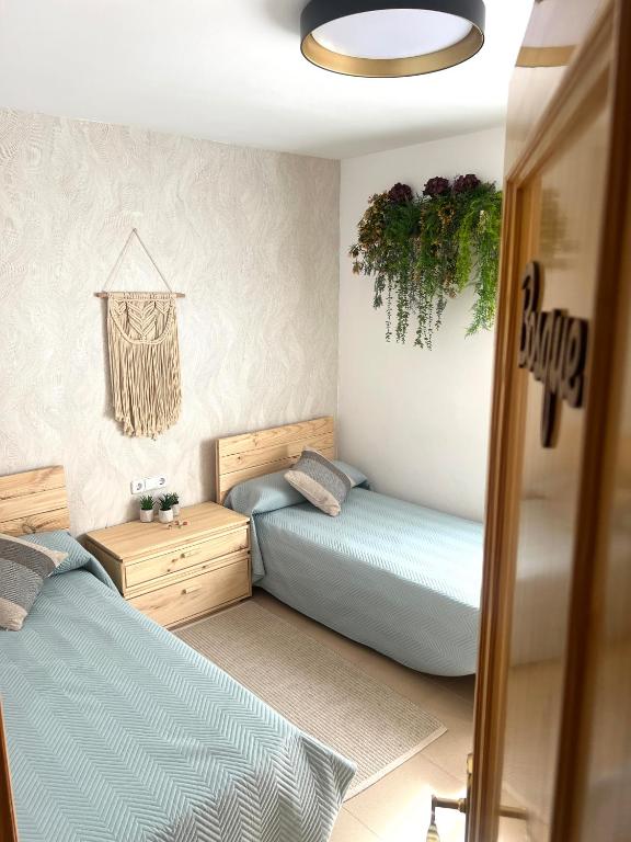 two twin beds in a bedroom with at Vivienda Rural Casa Tavara in El Ojuelo