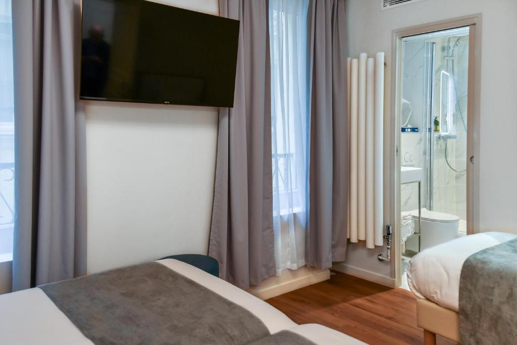 Hôtel des Deux Avenues - Resim 35