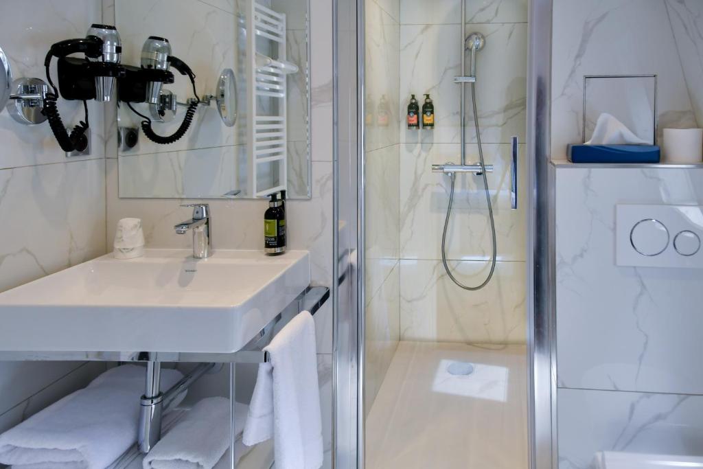 Hôtel des Deux Avenues - Resim 39