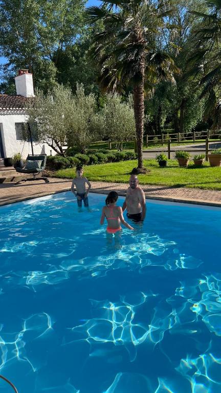 Bazén v ubytovaní Gîtes de charme "l'écrin de Vendée" jacuzzi privatif, piscine chauffée, prestations bien être, vélos, chevaux,à 10 mn de l'océan alebo v jeho blízkosti