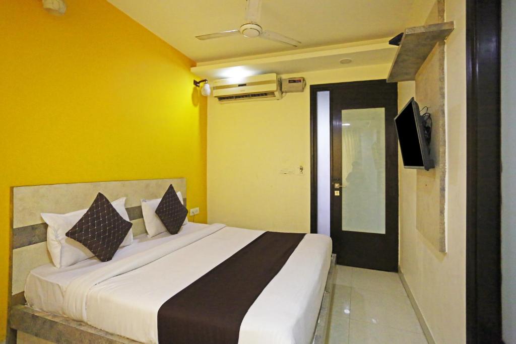 Postel nebo postele na pokoji v ubytování Hotel Smart Inn-Near Delhi Airport