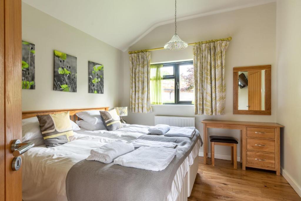 Postel nebo postele na pokoji v ubytování Tor Farm Lodge