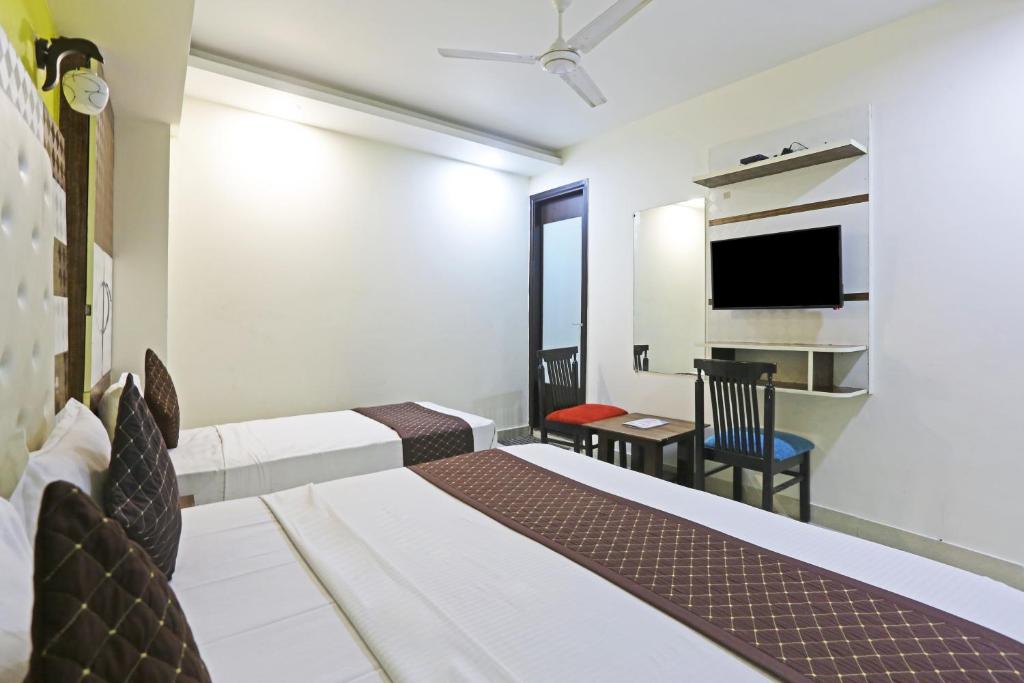 TV a/nebo společenská místnost v ubytování Hotel Smart Inn-Near Delhi Airport