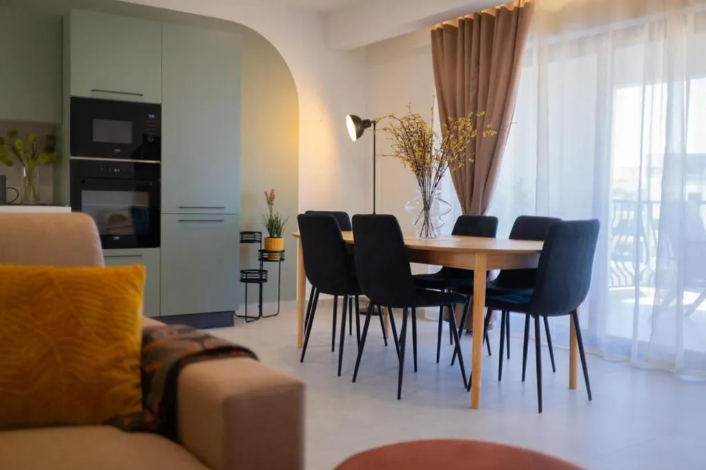 Contemporary style terraced apt in SPB by Homely