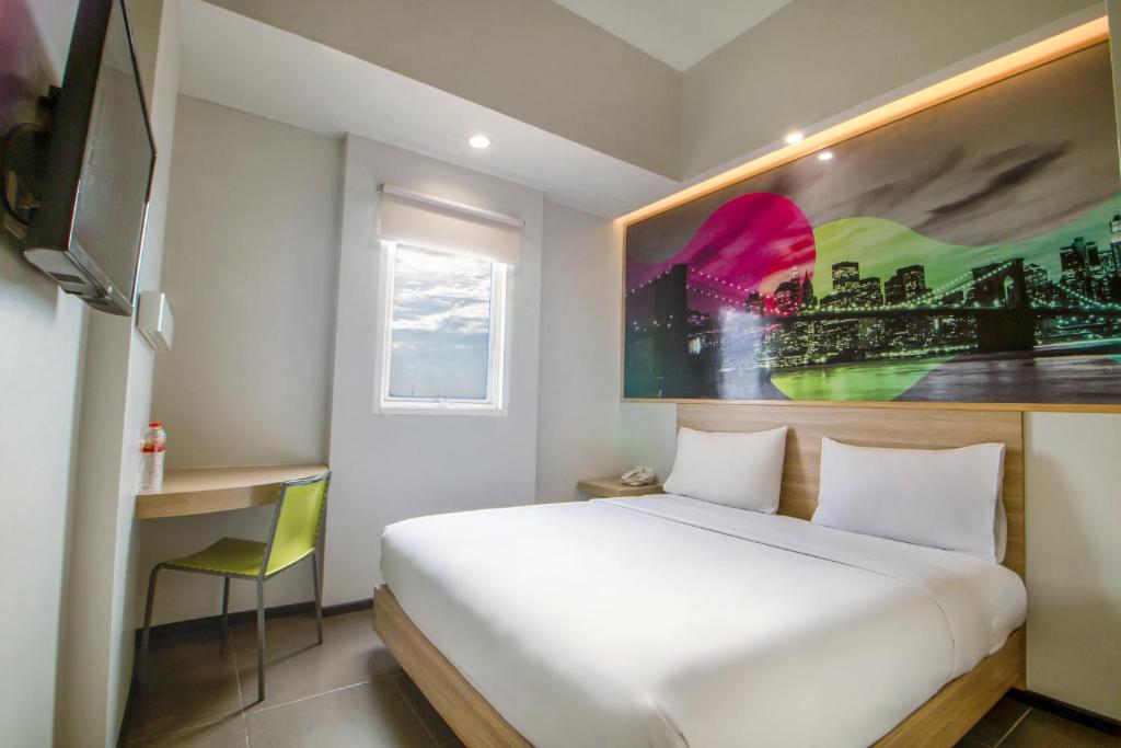 Postel nebo postele na pokoji v ubytování Cleo Business Hotel Walikota Mustajab City Center