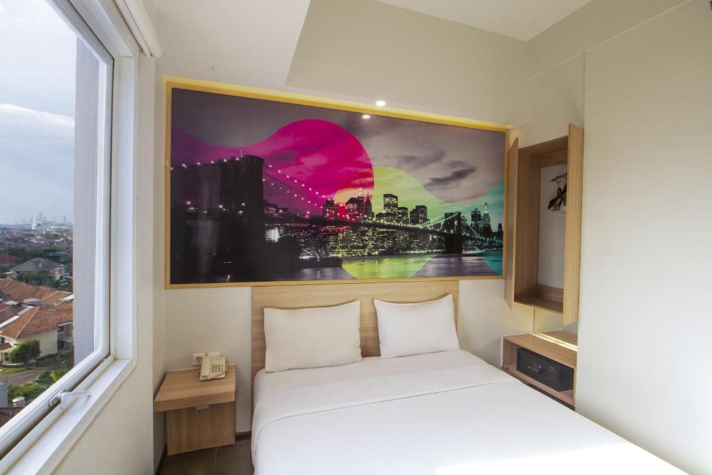 Postel nebo postele na pokoji v ubytování Cleo Business Hotel Walikota Mustajab City Center