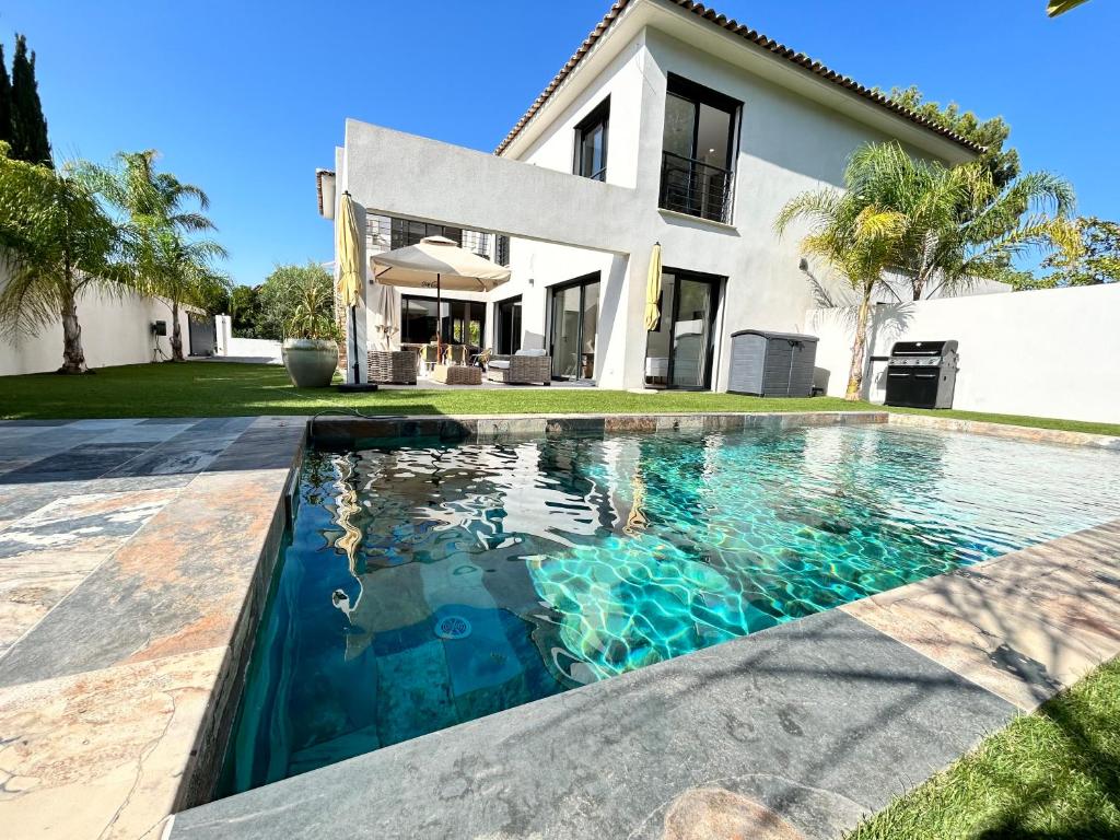 une piscine devant une maison dans l'établissement Villa récente Sanary,piscine, 3 chambres ,proche mer et centre-ville, à Sanary-sur-Mer